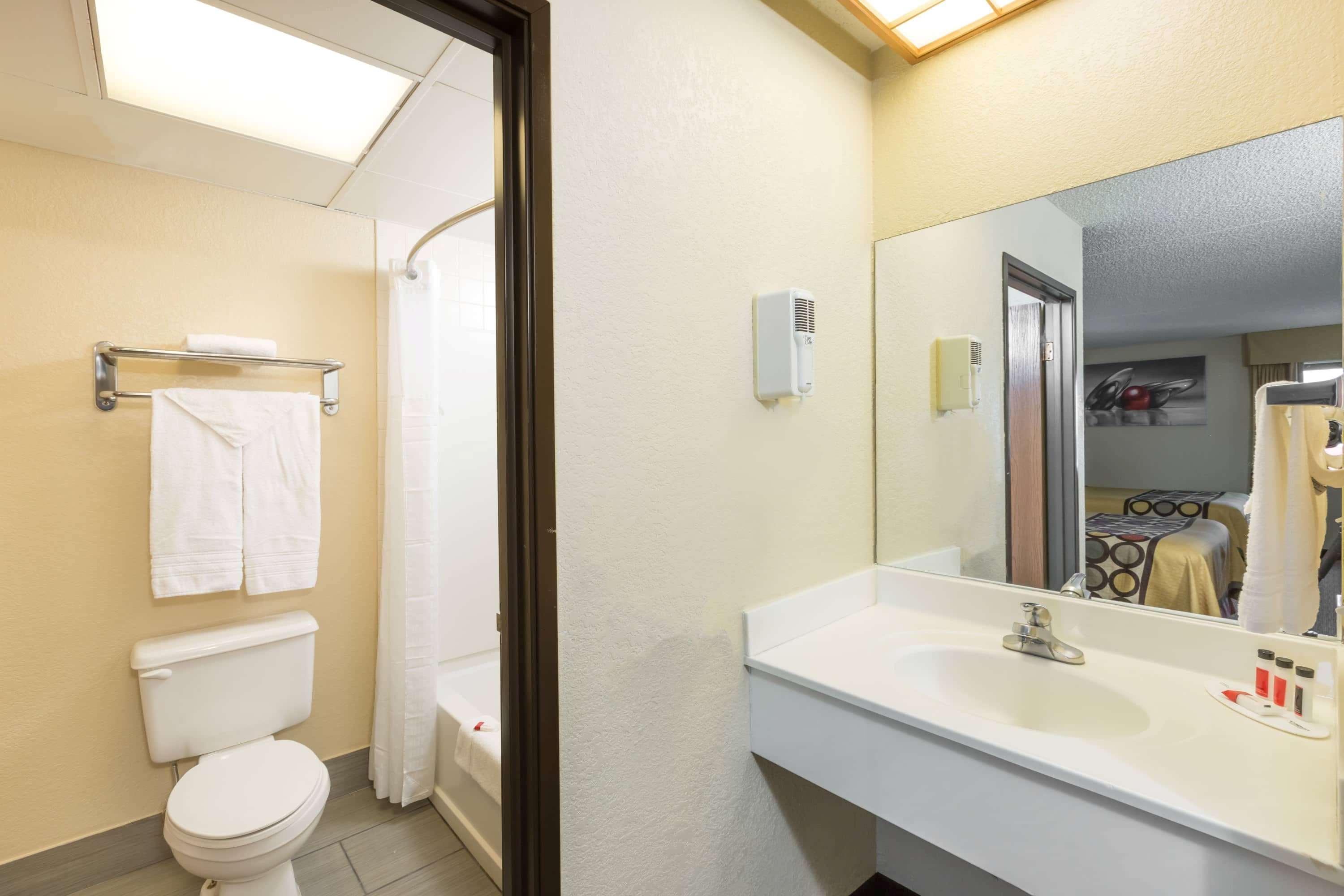 Hotel Super 8 By Wyndham Wichita North Zewnętrze zdjęcie