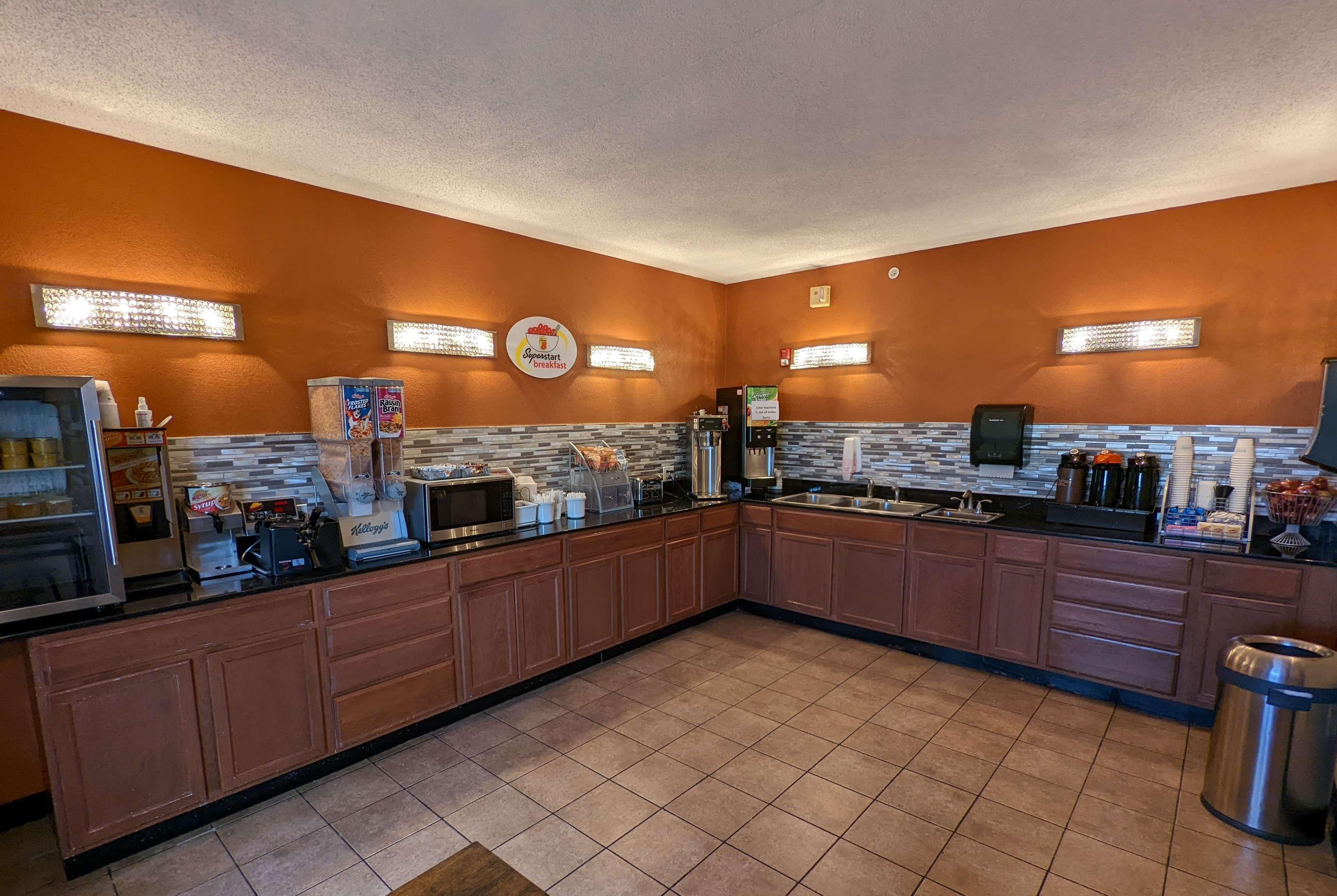 Hotel Super 8 By Wyndham Wichita North Zewnętrze zdjęcie