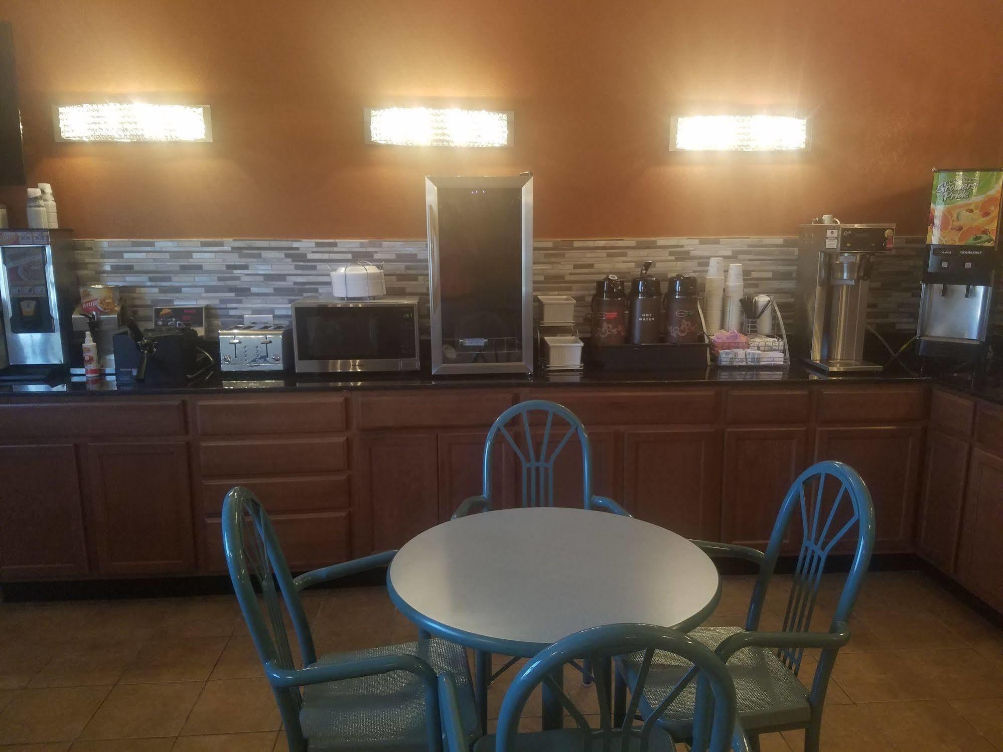 Hotel Super 8 By Wyndham Wichita North Zewnętrze zdjęcie