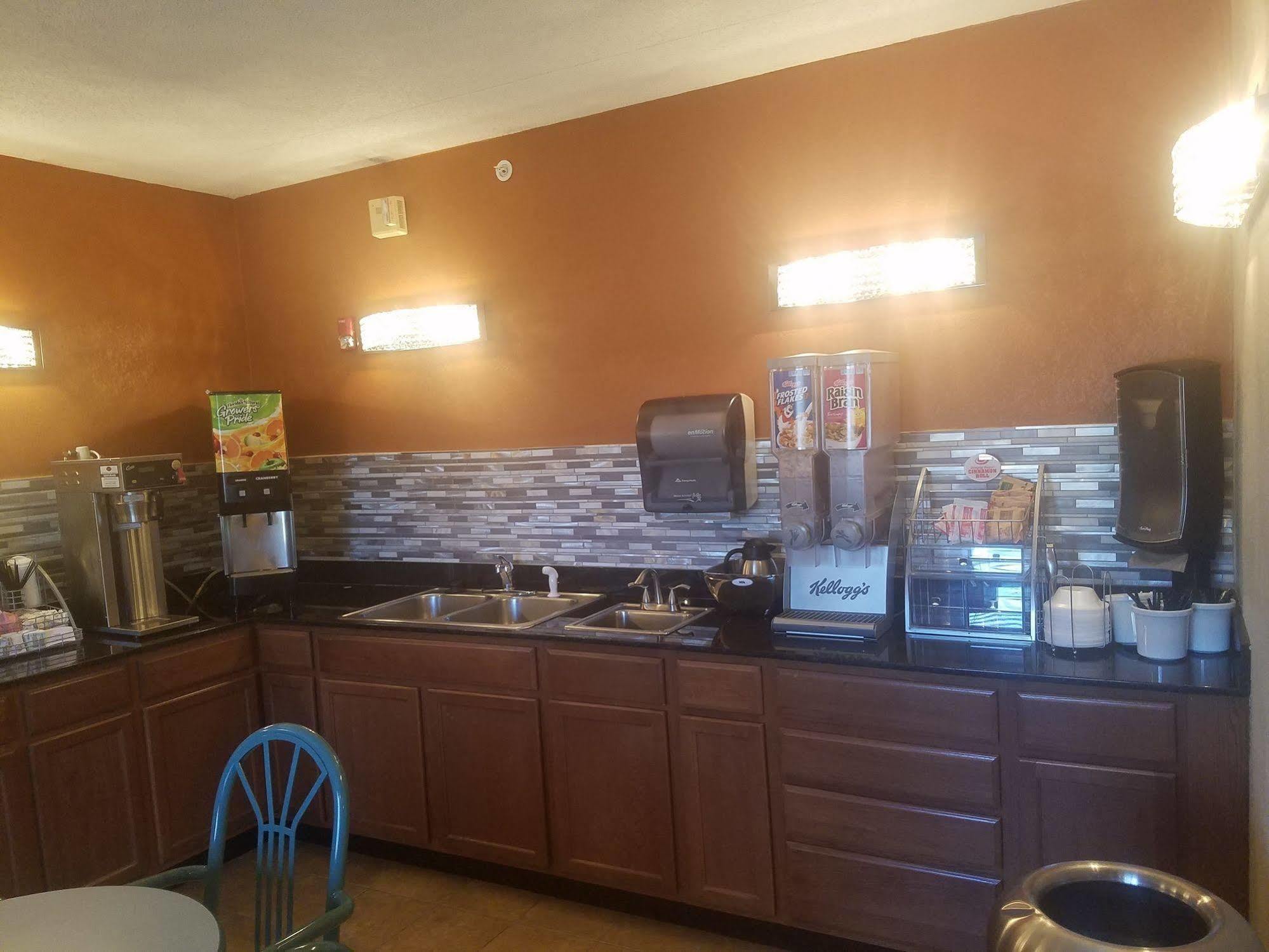 Hotel Super 8 By Wyndham Wichita North Zewnętrze zdjęcie